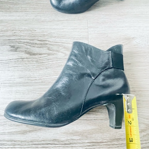 AEROSOLES Black Leather Round Toe Kitten Block Heels Ankle Comfy Booties  7.5 - Picture 8 of 15
